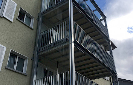 Balkonkonstruktionen mit Überdachung und Geländer