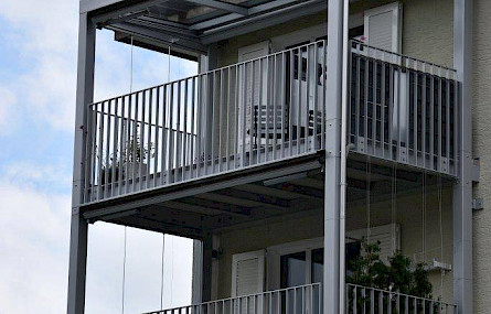 Balkonkonstruktion mit Glasdächern
